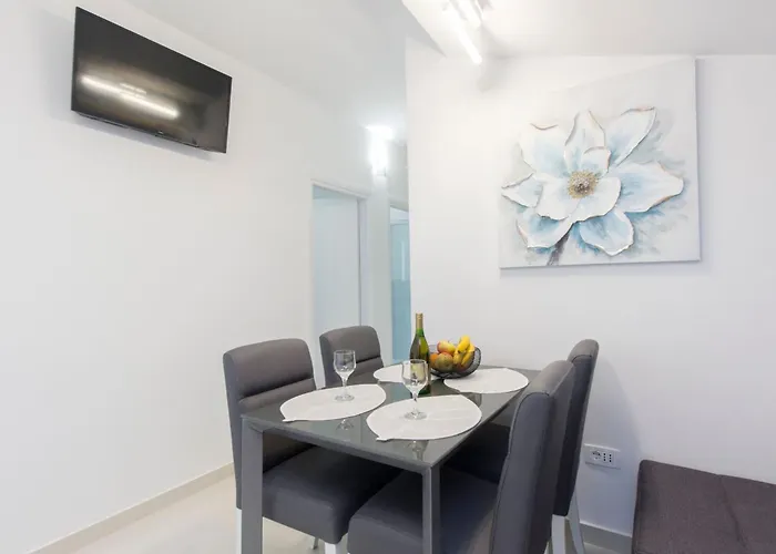 Apartment Apartmani Vesna Grebastica By Interhome *